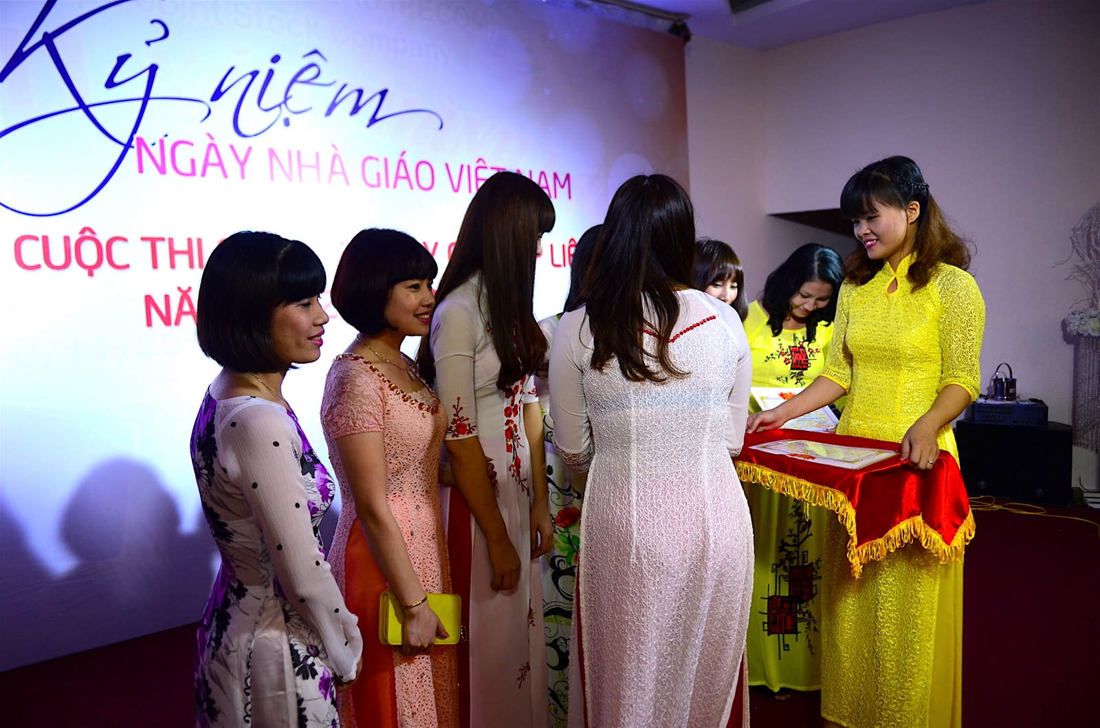 Bồi dưỡng đạo đức nghề nghiệp cho giáo viên mầm non